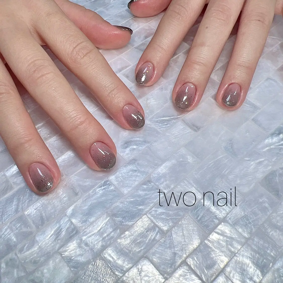 ネイル キラキラネイル ネイルチップ ホワイト ハンドネイル two nailのネイルデザイン