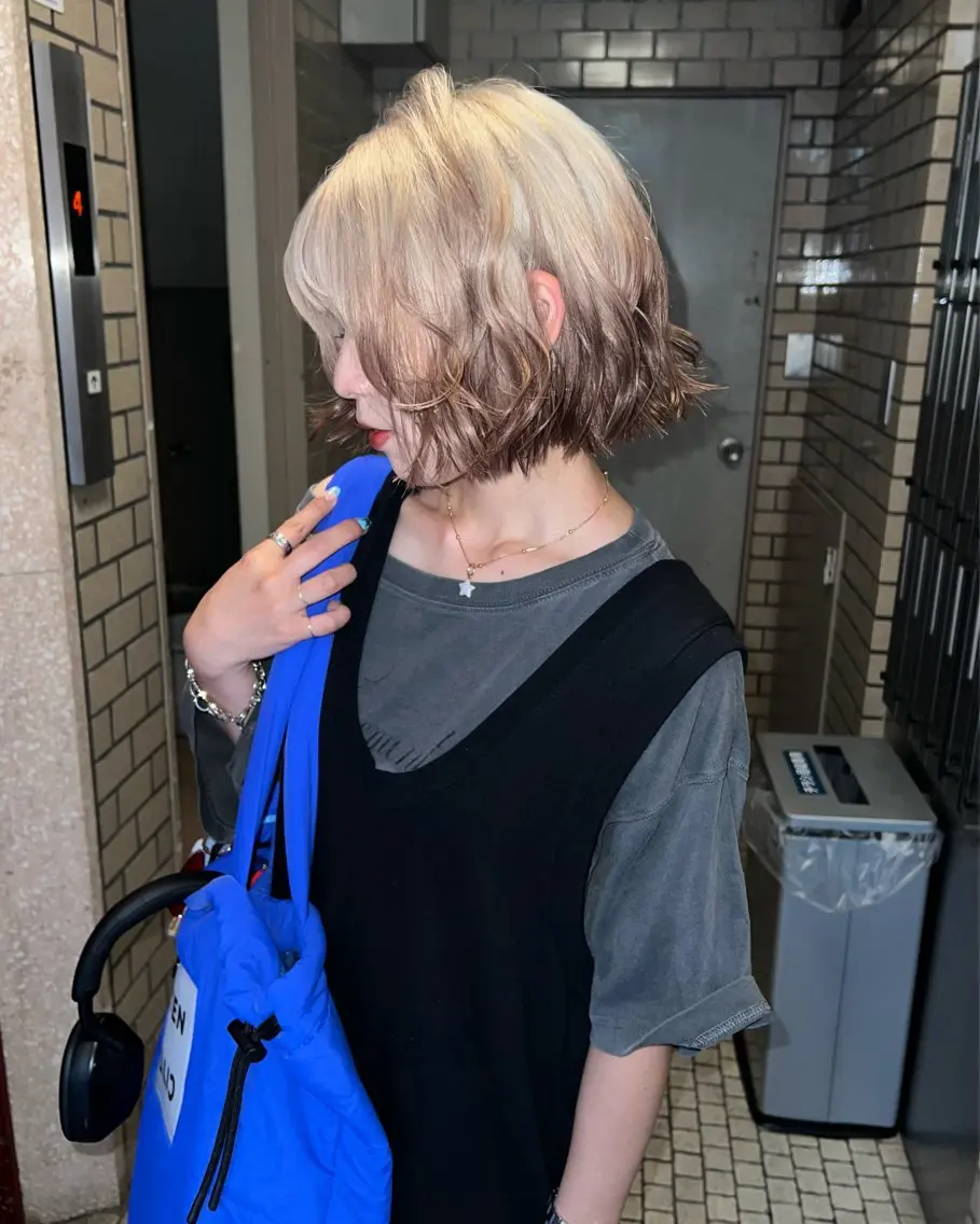 ミディアム カット ヘアカラー 室屋 鈴音のヘアスタイル