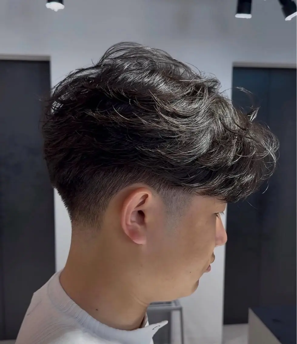 ショート パーマ メンズ フェードカット フェザーパーマ メンズパーマ カット パーマ メンズパーマカット 達人/涼のヘアスタイル