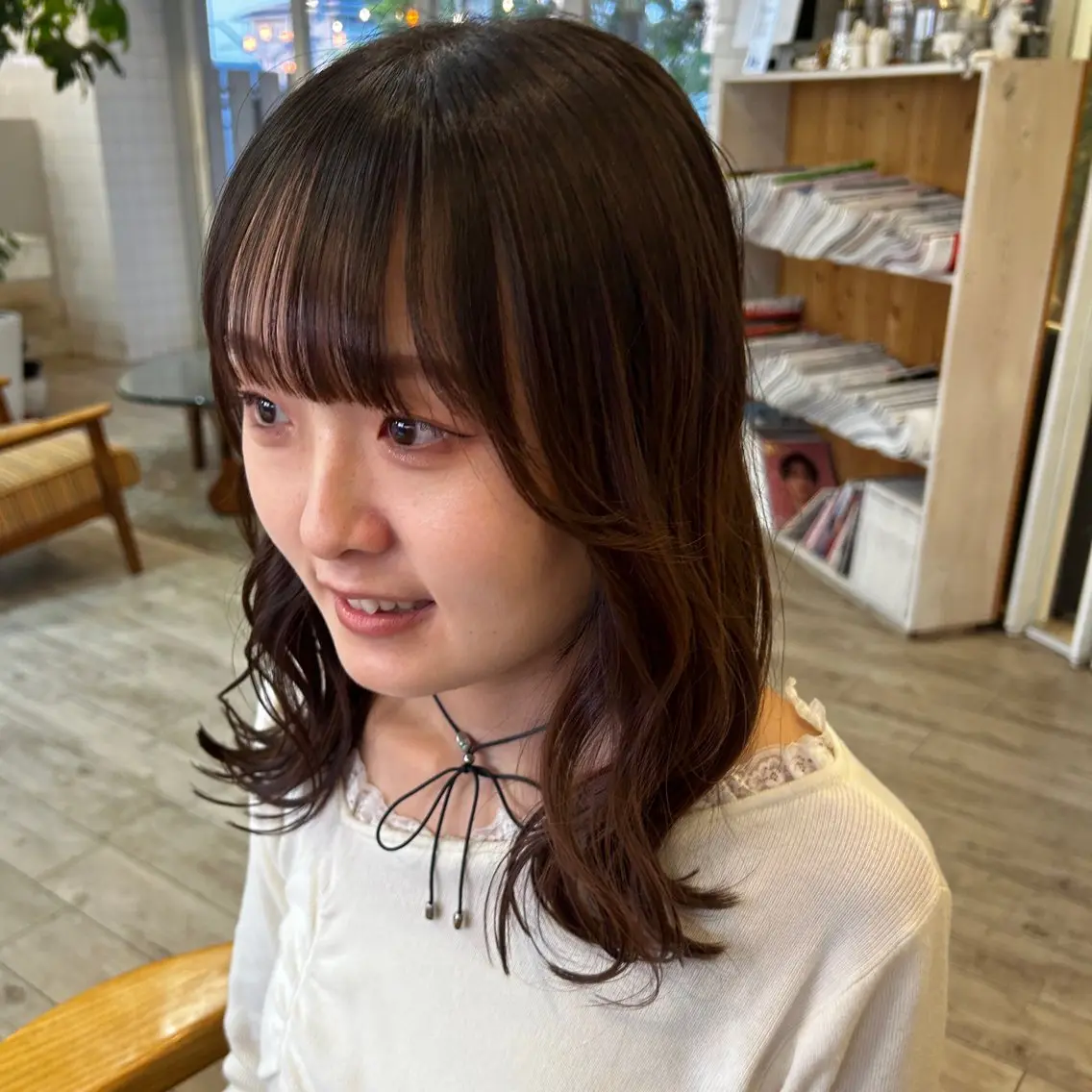 ミディアム 外ハネヘア カット and tomi :山本明莉のヘアスタイル