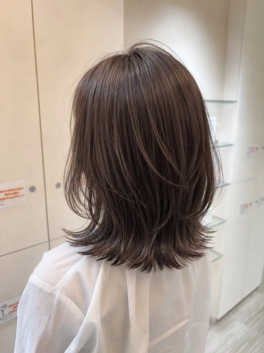 セミロング カット 南 菜花のヘアスタイル