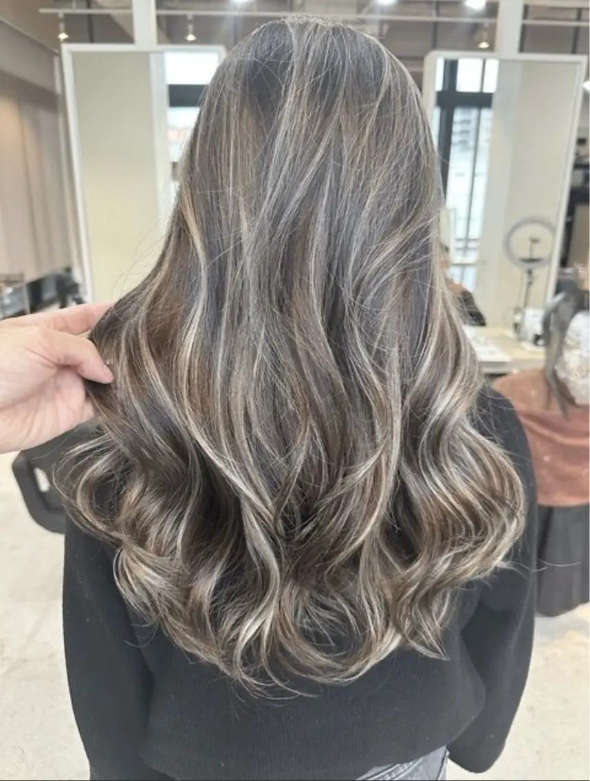 ロング ハイライト 🎀難波8時開店🎀 HIKARIのヘアスタイル