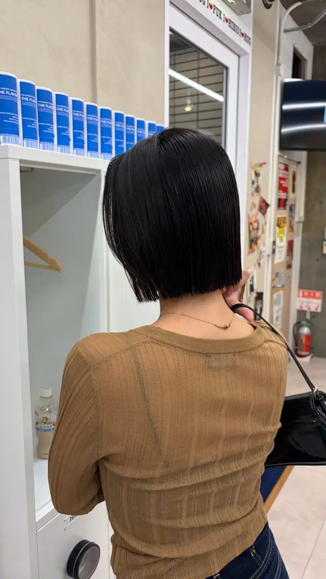 ショート カット sara ブリーチカラーのヘアスタイル
