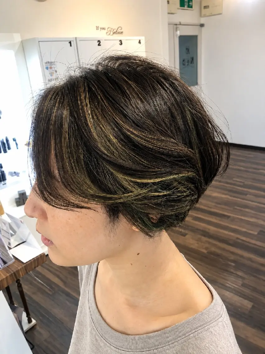 ショート カラー ハイライトカラー 顔周りカット ハイライト ショートヘア ヘアカラー トリートメント 専業カラーリスト三木 敏嵩のヘアスタイル