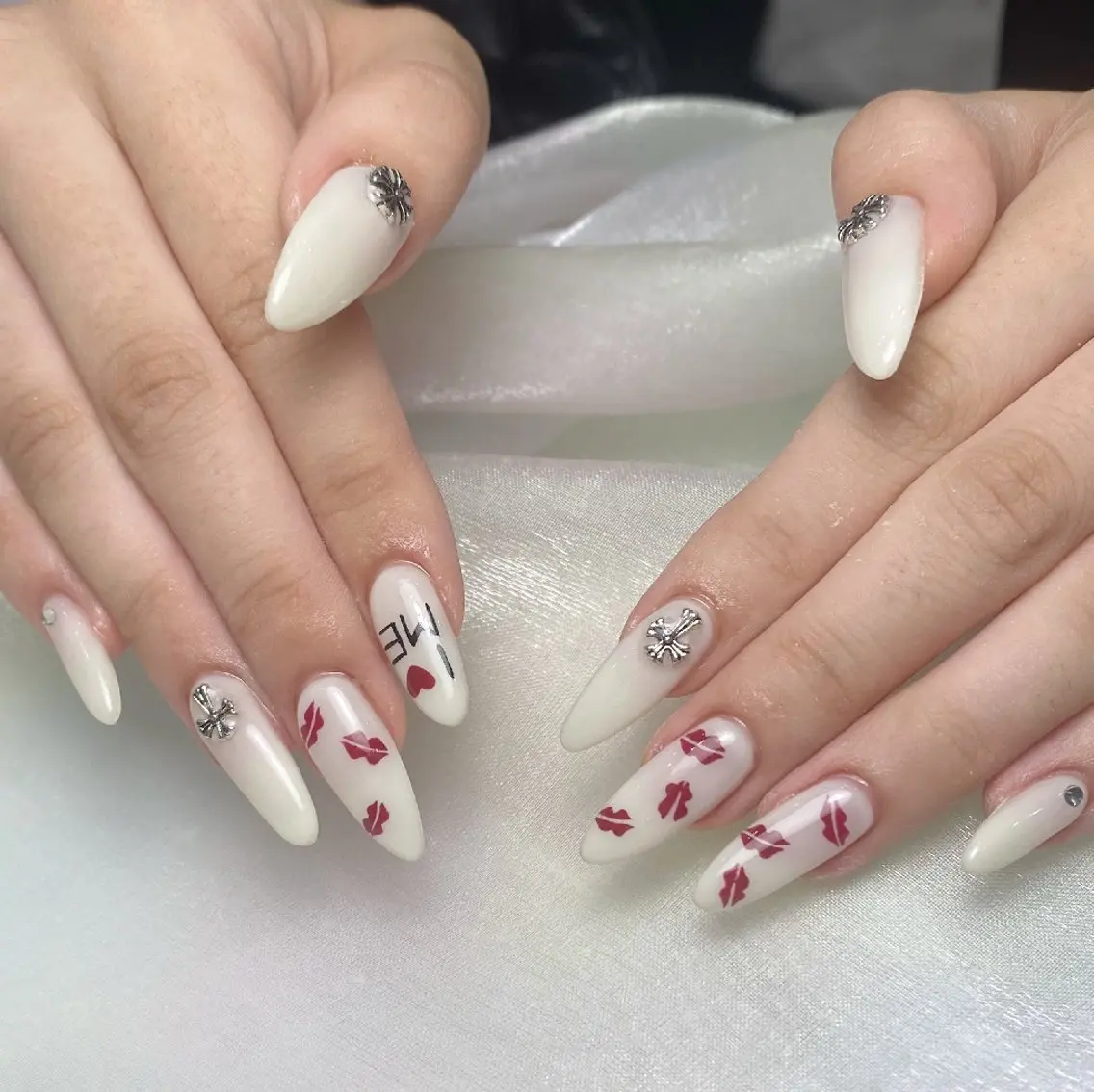 ネイル チークネイル フレンチネイル ジェルネイル ガーリー キラキラネイル ハンドネイル UM Nail Salonのネイルデザイン
