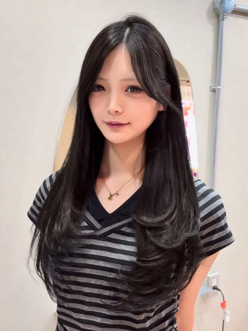 ロング カラー ブリーチ 透明感カラー ダークグレー ダークグレージュ グレージュ 艶感カラー 🩵レイヤー/紫音のヘアスタイル