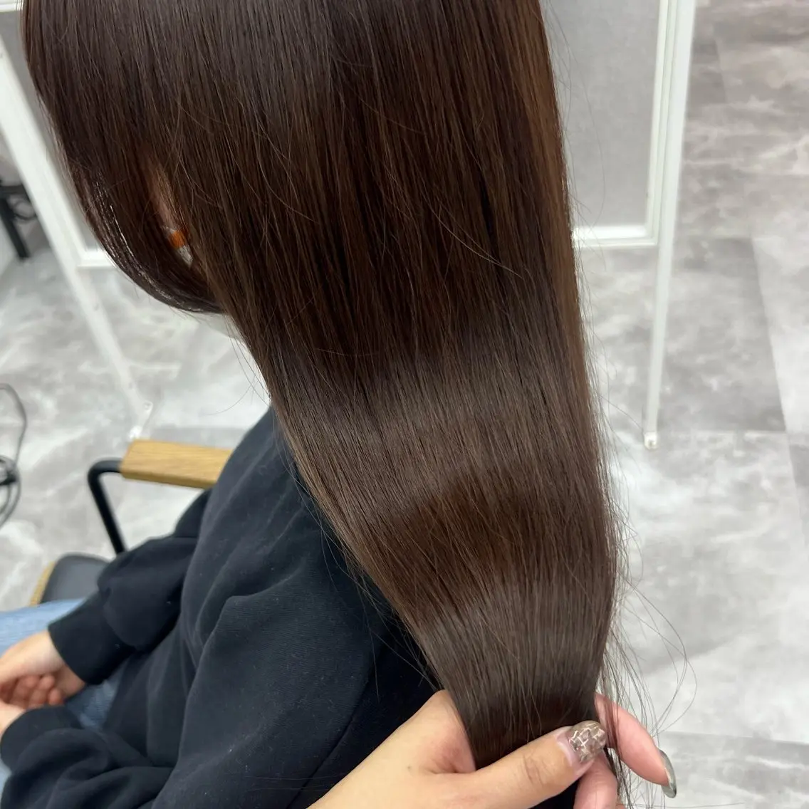 セミロング チョコレートブラウン カット ヘアカラー トリートメント 岸下 理緒のヘアスタイル