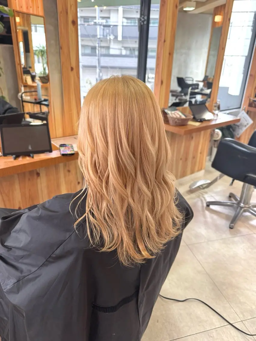 セミロング カラー ヘアアレンジ ブリーチ ブロンド 佐々木 まゆかのヘアスタイル