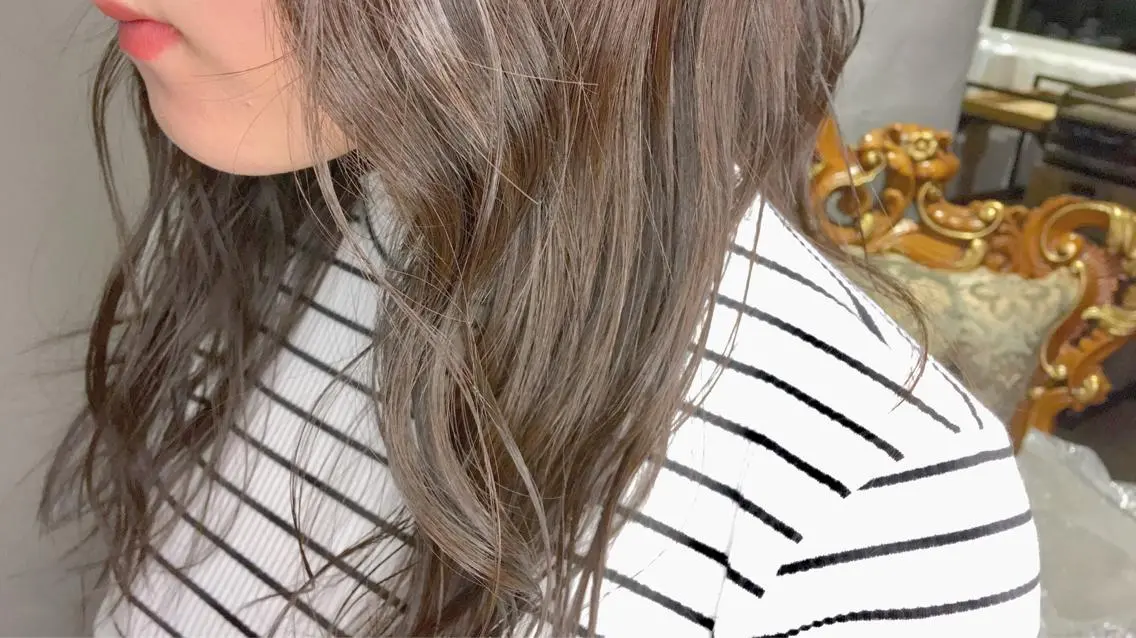 セミロング カラー パーマ ヘアアレンジ アッシュ ベージュカラー エグチ アキラのヘアスタイル