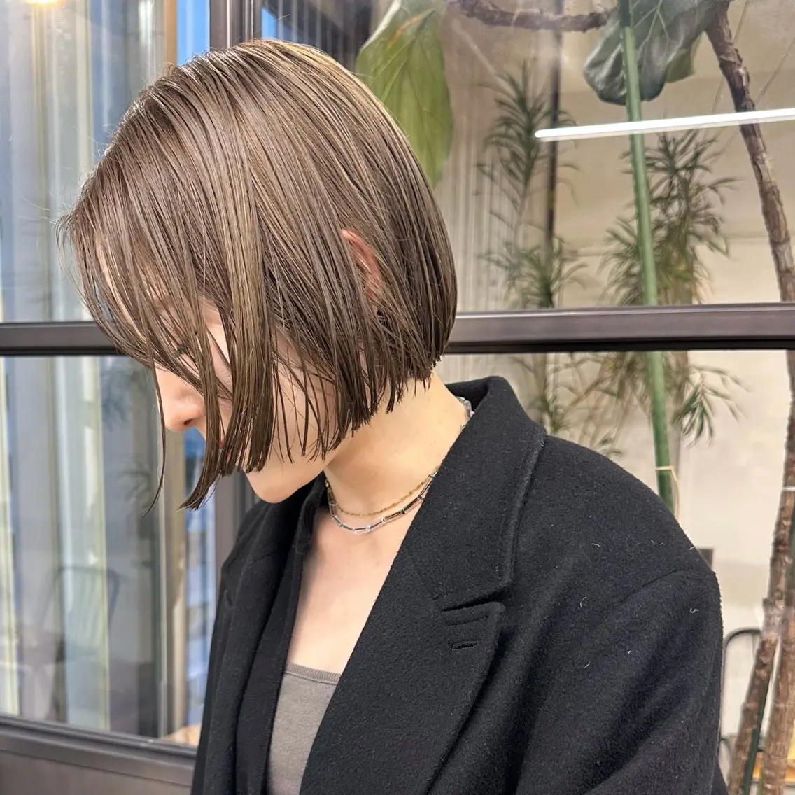 ミディアム カラー ベージュカラー ブリーチ 透明感カラー ハイトーンカラー ハイトーンベージュ カット ヘアカラー トリートメント 岡本康平/ケアブリ ーチ/小顔カットのヘアスタイル