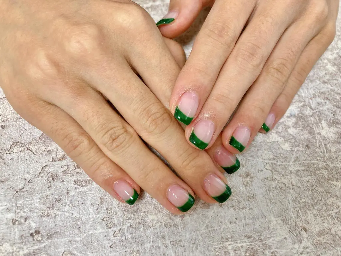 ネイル フレンチネイル グリーン mogunail &blowのネイルデザイン