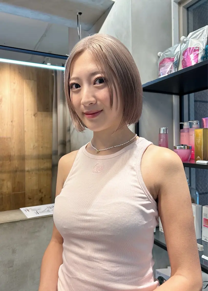 ショート カラー ハイトーンボブ 前田 表参道　グレージュのヘアスタイル