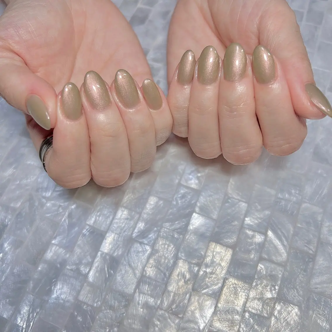 ネイル ブラウン キラキラネイル ネイルチップ ホワイト ハンドネイル two nailのネイルデザイン
