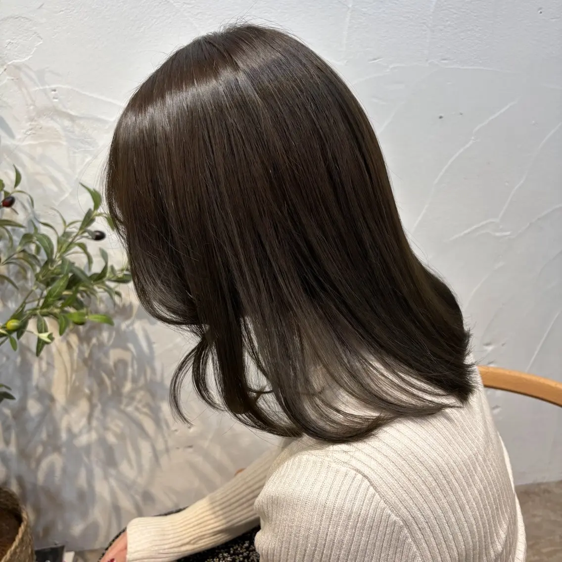 ミディアム カラー ベージュカラー ブリーチ 透明感カラー ブリーチなしカラー オリーブベージュ 小顔ショート/透明感 カラー/チサトのヘアスタイル
