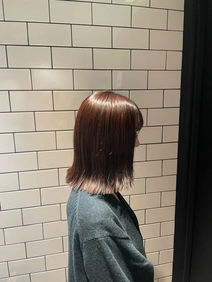 ミディアム カラー グレージュ ボブ 外ハネヘア 井上 飛鳥のヘアスタイル