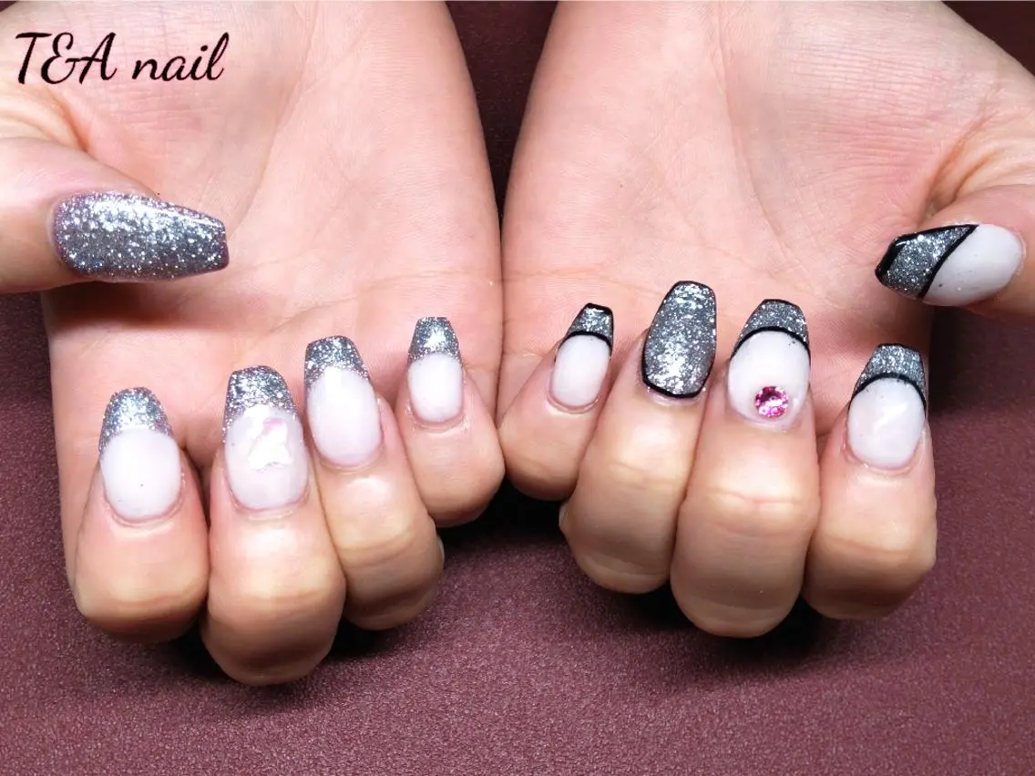 ミディアム ネイル 長さ出し フラッシュネイル フレンチネイル ジェルネイル キラキラネイル T&A nailのネイルデザイン