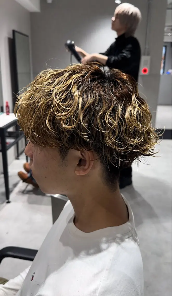 ショート メンズ メンズブリーチ メンズパーマ 刈り上げ 波巻きパーマ 🍀メンズパーマ職人 池袋🍀Yuraのヘアスタイル