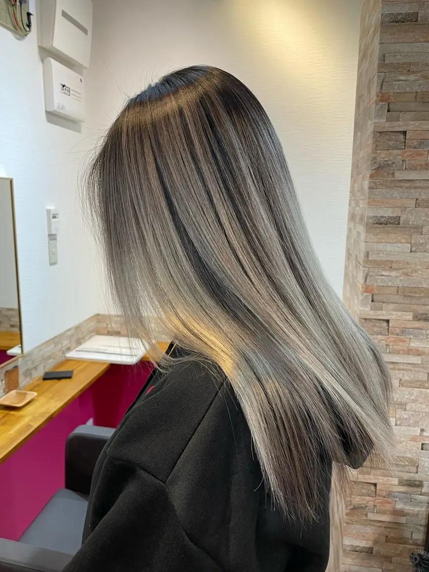 ロング カラー バレイヤージュ ベージュカラー シルバー シルバーベージュ レイヤーカット カット ヘアカラー YUI/ ブリーチカラー🌷のヘアスタイル