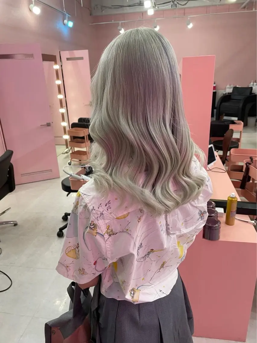 セミロング カラー アッシュ アッシュグレー ベージュカラー ブリーチ ブロンド 【ときめき屋さん🎀 ハイトーン大和🎀】のヘアスタイル