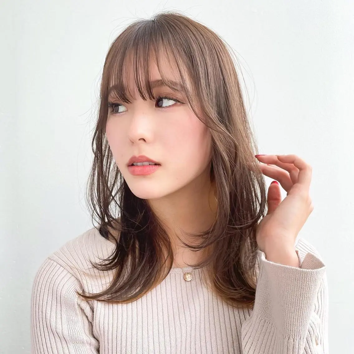ミディアム レイヤーカット/透 明感カラー/西田祐賀のヘアスタイル