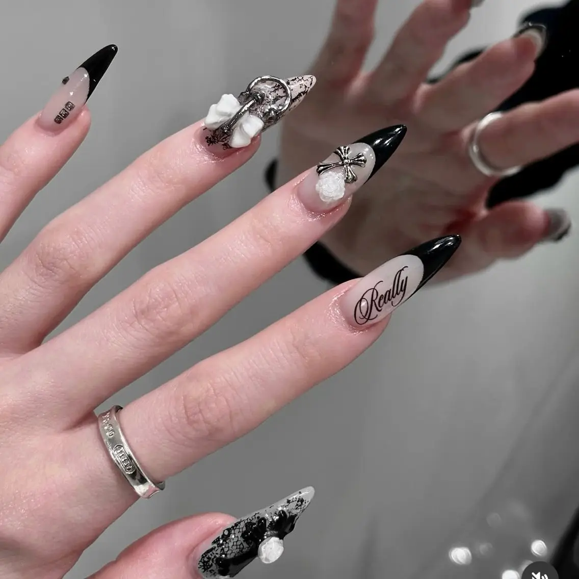 ネイル チークネイル ドット フットネイル フレンチネイル グラデーション ハンドネイル ハンドケア Nihonthy Nail 新宿のネイルデザイン