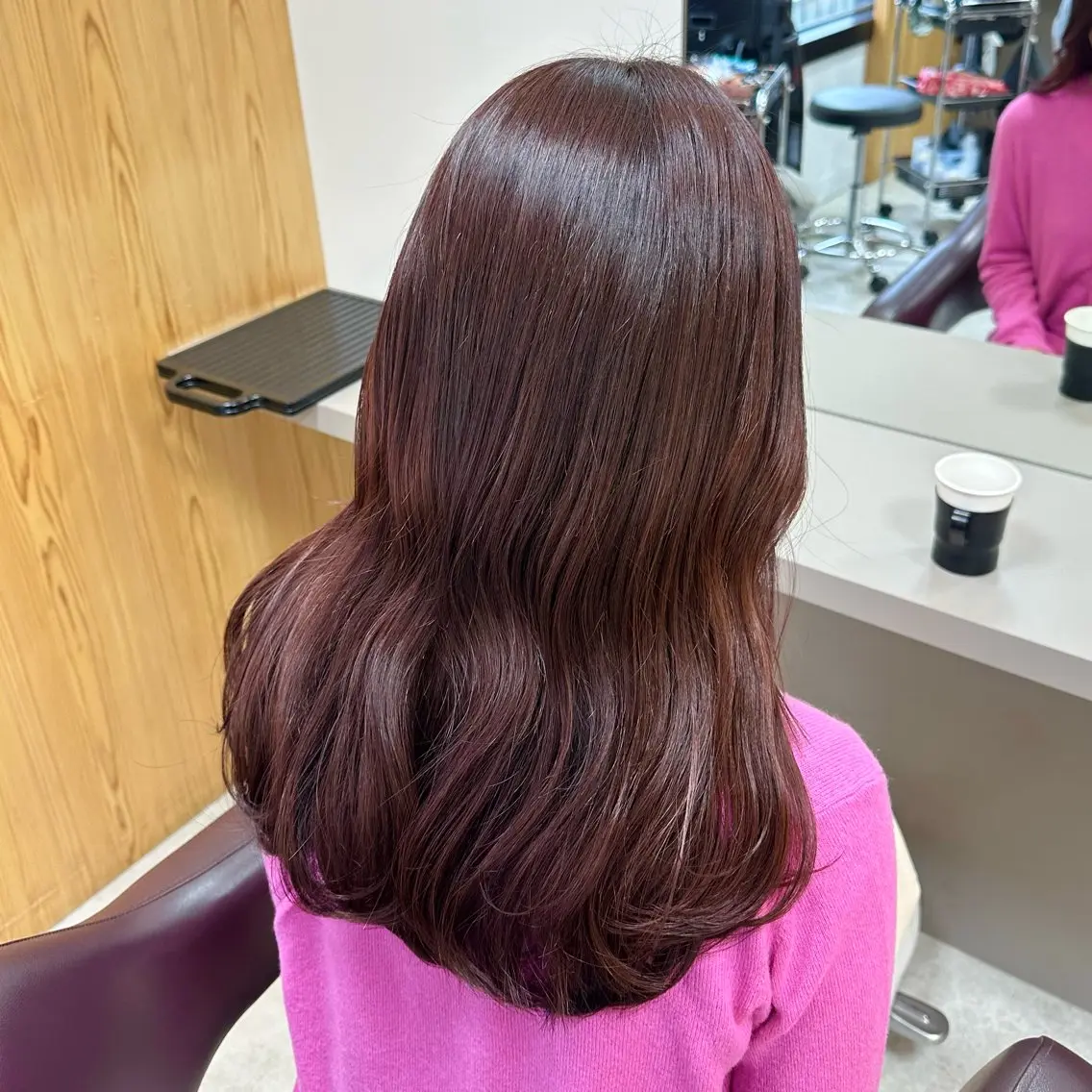 ロング カラー ヘアアレンジ ブラウンカラー ピンクカラー ピンクブラウン ヘアカラー トリートメント sena/博多/ コテ巻き風パーマのヘアスタイル