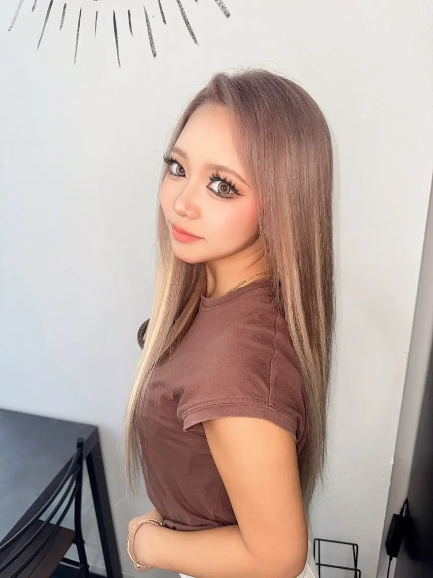 ロング カラー シールエクステ ベージュカラー ブリーチ ハイライトカラー ミルクティーベージュ ヘアカラー トリートメント エクステ 小笠原 菜緒のヘアスタイル