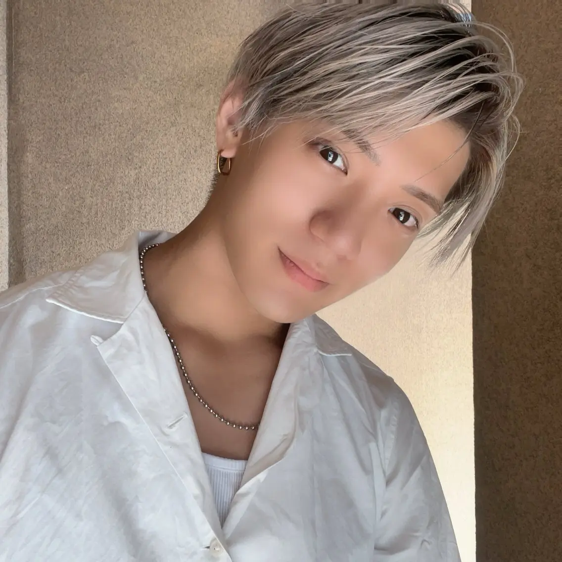 ミディアム カラー パーマ ヘアアレンジ メンズ シルバー ヘアカラー 二ヶ月綺麗なデザイン カット/星野六三四のヘアスタイル