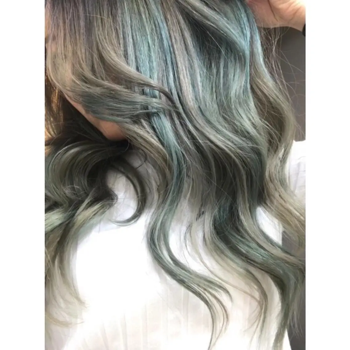 ロング カラー バレイヤージュ メッシュ レイヤーカット 中江 麻友のヘアスタイル