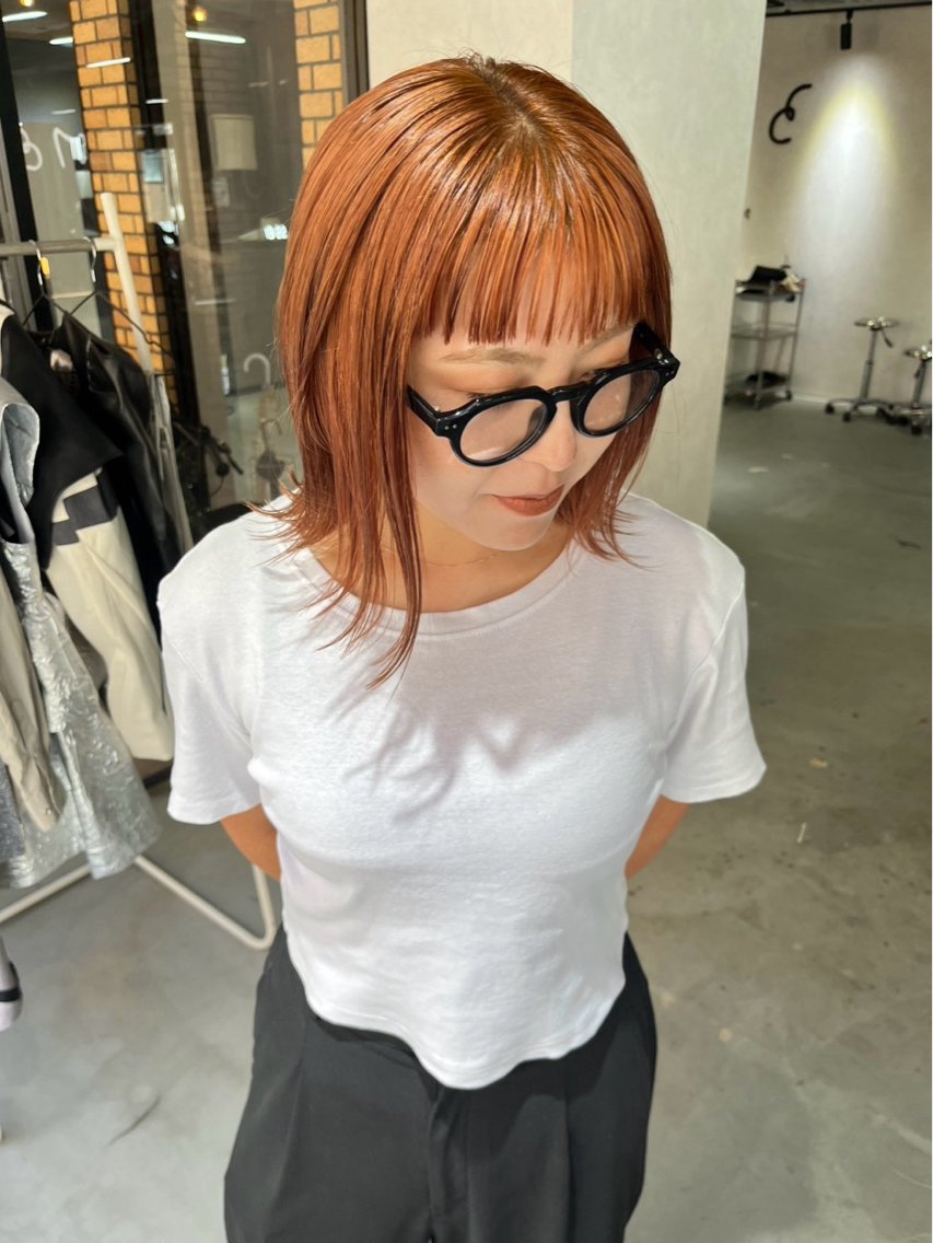 ミディアム カラー ハイトーンカラー オレンジ レイヤーカット ワイドバング カット ヘアカラー 小濱 さきのヘアスタイル