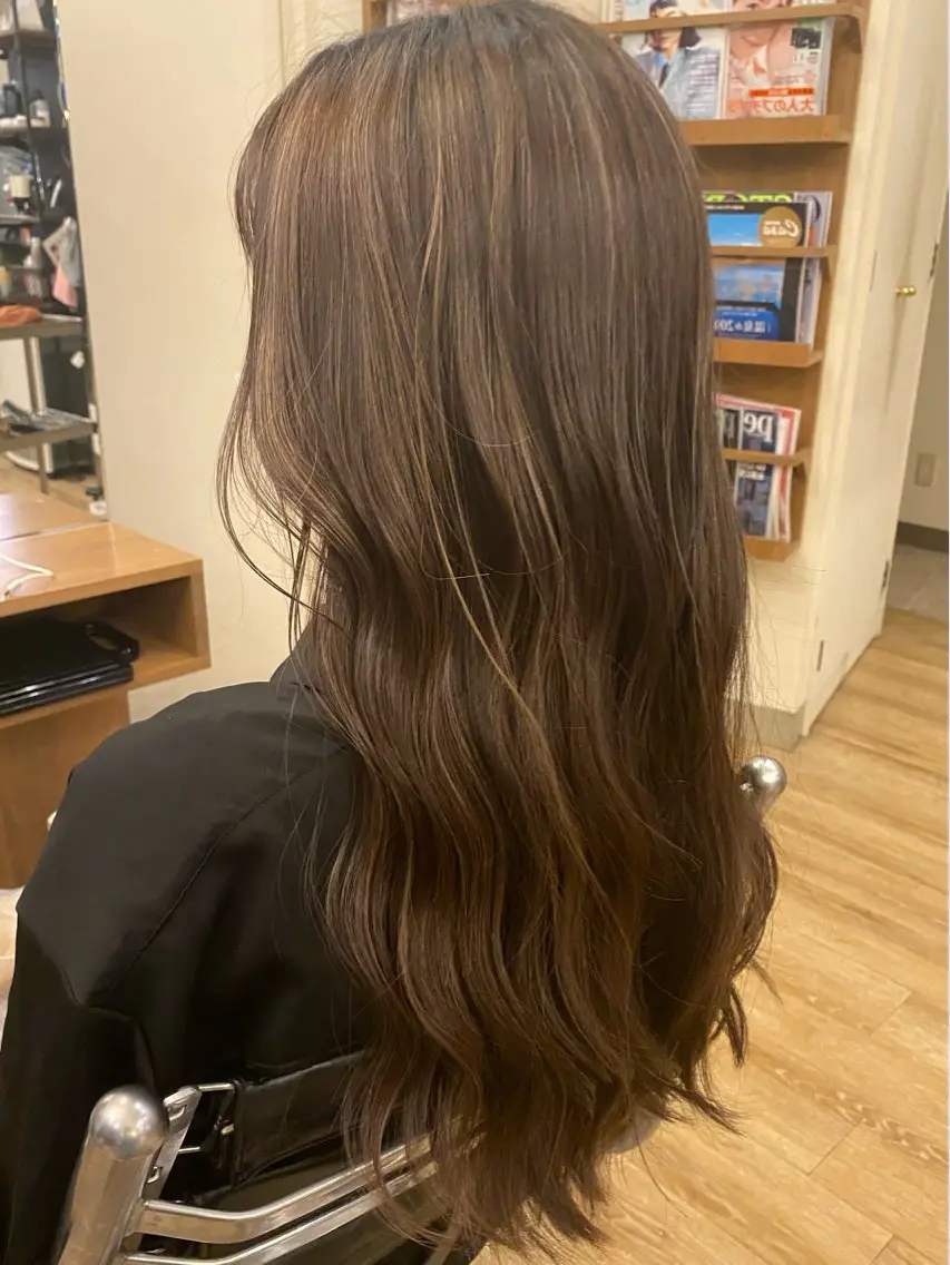 ロング カラー グレージュ ハイライトカラー ハイライト レイヤーカット カット ヘアカラー トリートメント 白髪ぼかしハイライト レイヤー川口 元気のヘアスタイル