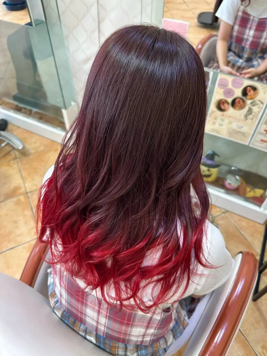 カラー ボルドーカラー グラデーションカラー レッドカラー 廣藤 梨花のヘアスタイル