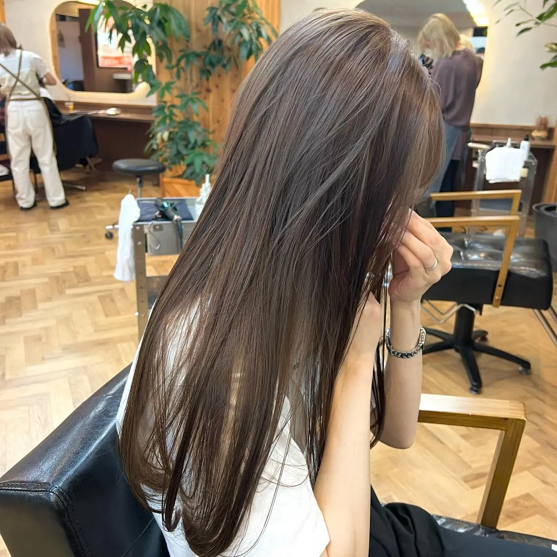 ロング カラー パーマ ヘアアレンジ メンズ キッズ ネイル マツエク・マツパ アイブロウ カット ヘアカラー トリートメント 前川 朋香のヘアスタイル