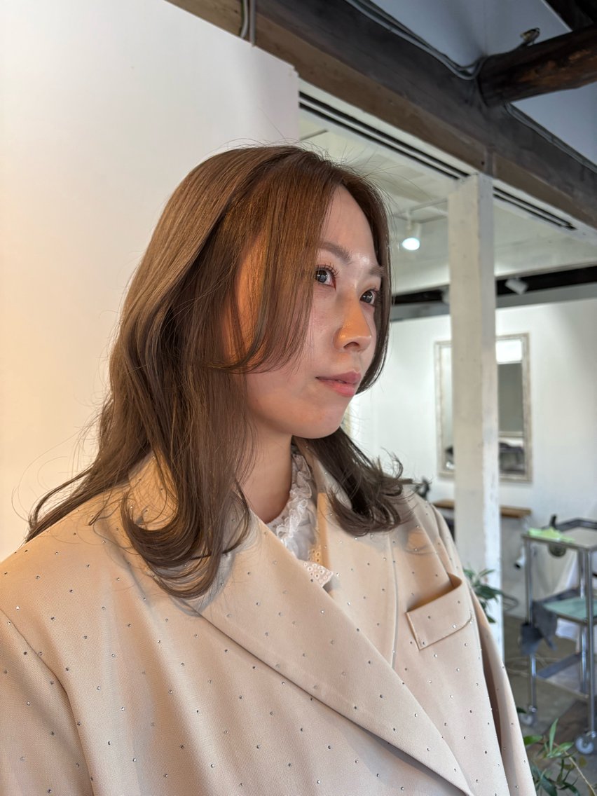 カラー ベージュカラー ブリーチ ミルクティーベージュ 穴原 芽衣のヘアスタイル