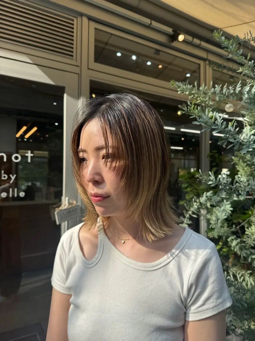 ミディアム 顔まわりレイヤー 顔周りカット レイヤーカット 明津 桜空のヘアスタイル