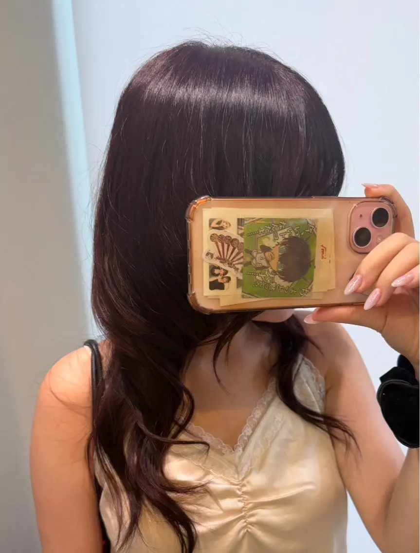 セミロング カラー HINA ．のヘアスタイル