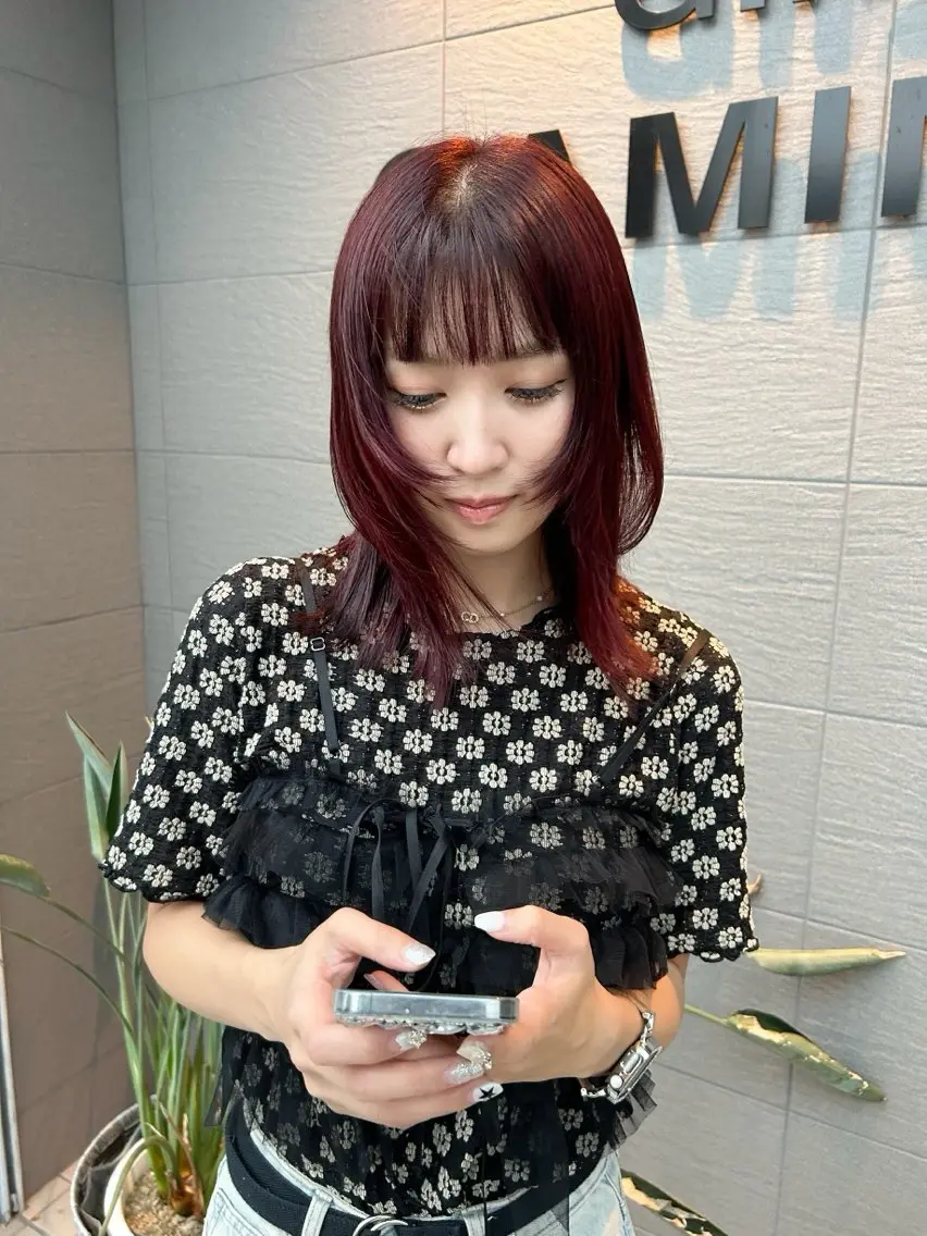 セミロング カラー レッドカラー バイオレットカラー 顔まわりレイヤー レイヤーカット カット ヘアカラー ナカジマ ナナのヘアスタイル