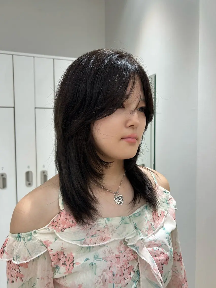 ミディアム レイヤーカット カット ヘアカラー ここな Un amiのヘアスタイル