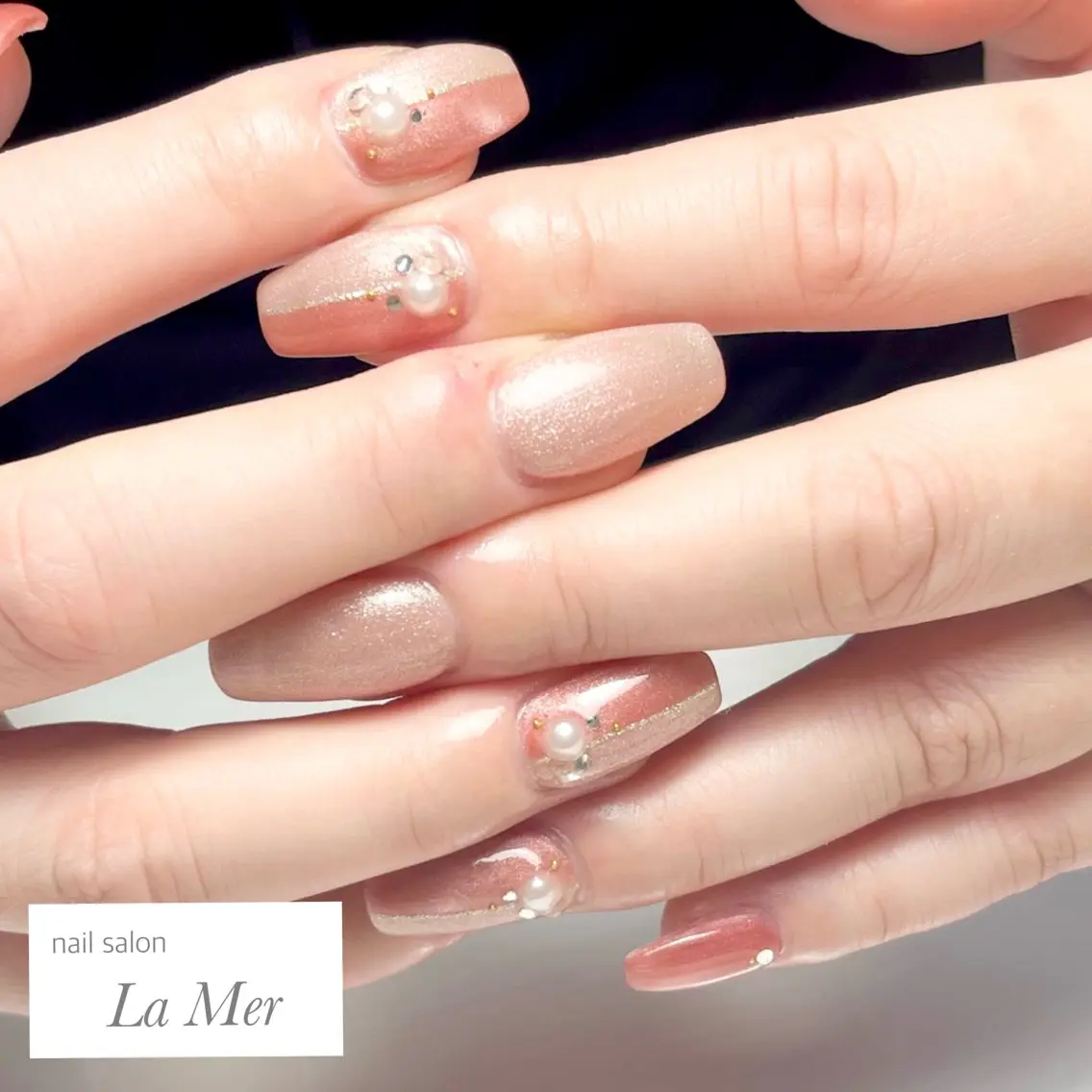 ネイル キラキラネイル マグネットネイル オフィスネイル ピンク 赤色 ハンドネイル nailsalon La Merのネイルデザイン