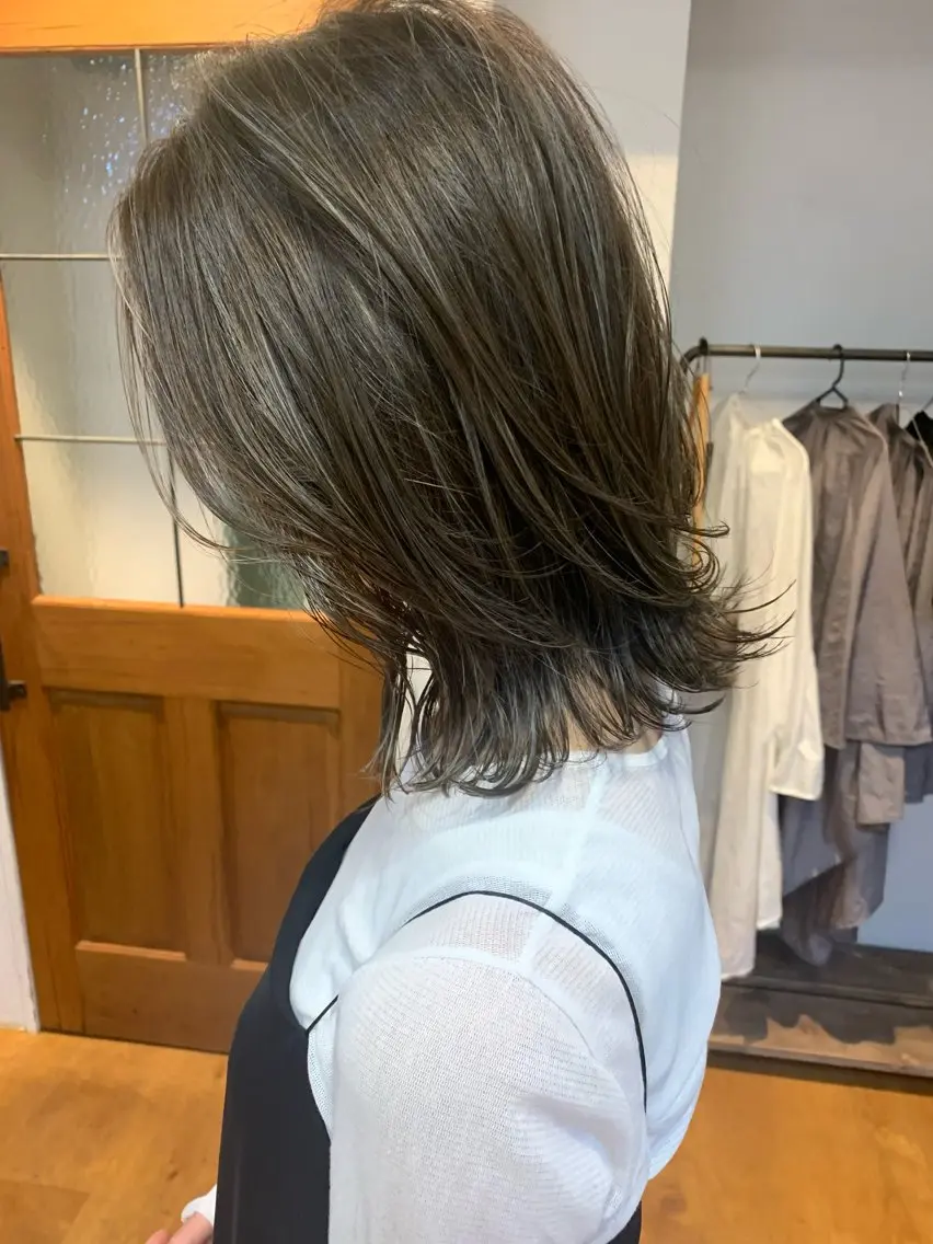 ミディアム ミディアムレイヤー くびれヘア 顔まわりレイヤー レイヤーカット 外ハネヘア 平野 たかひとのヘアスタイル