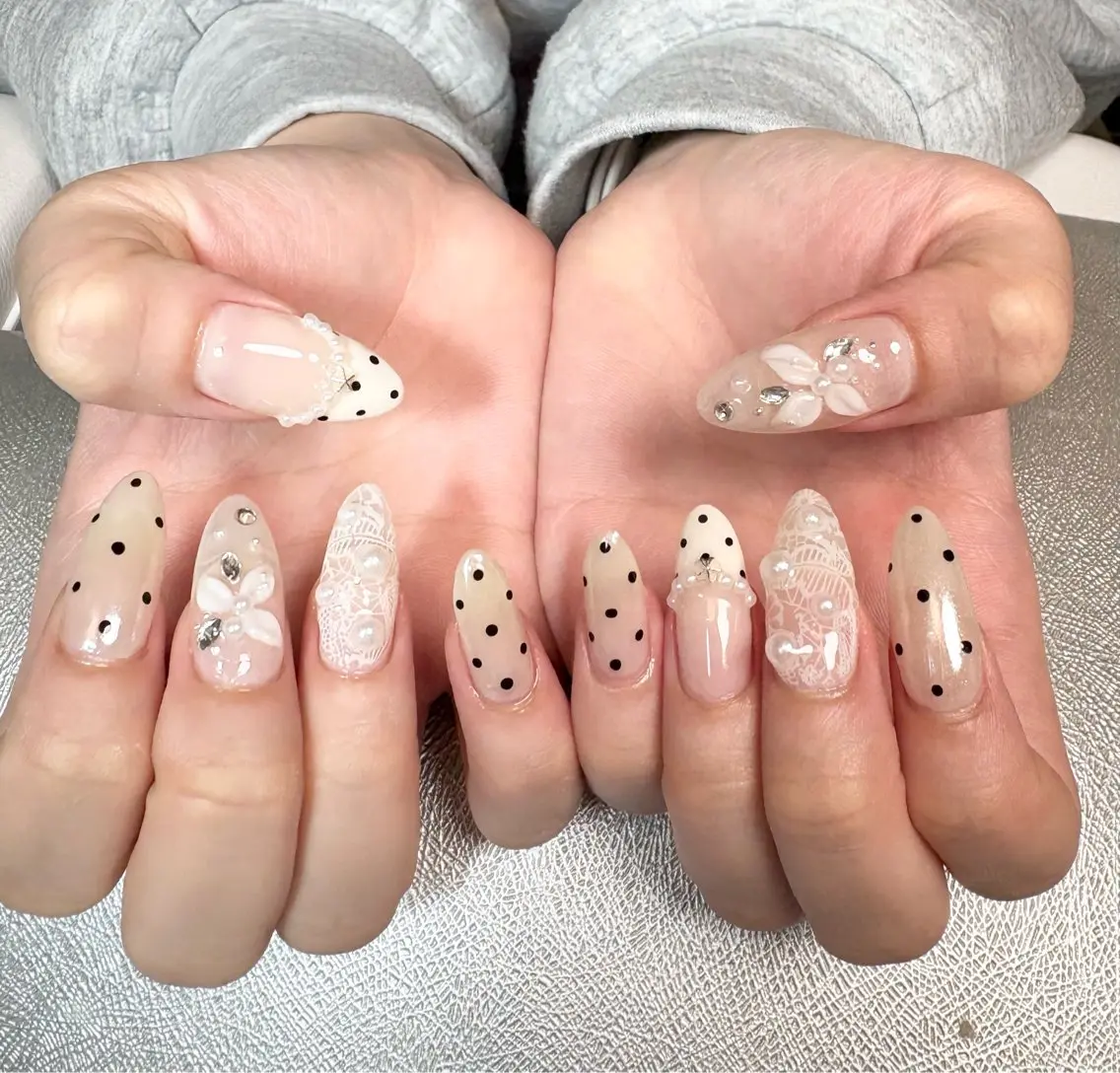 ネイル ドット フラワーネイル フレンチネイル ガーリー レース ハンドネイル ✨韓国✨nail salonLumieのネイルデザイン