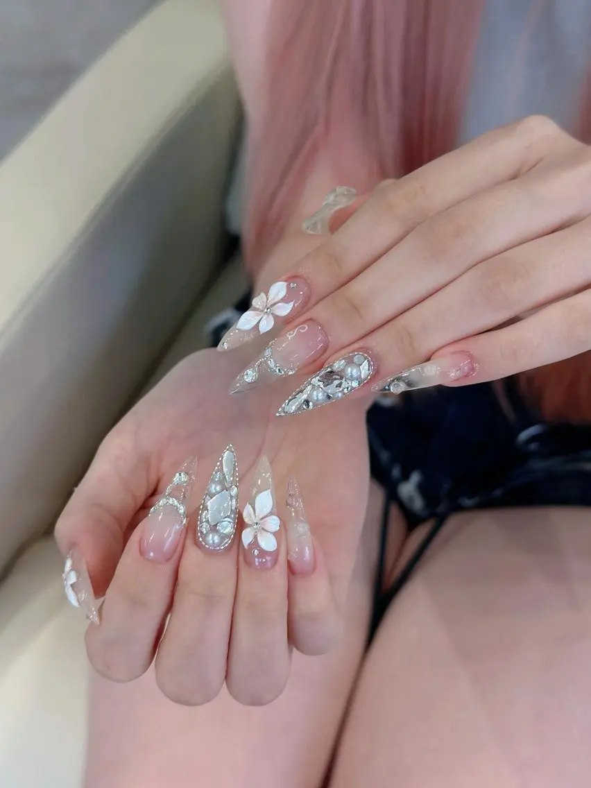 ネイル チークネイル ドット フレンチネイル グラデーション ハート ハンドネイル Eli Eli 新宿のネイルデザイン