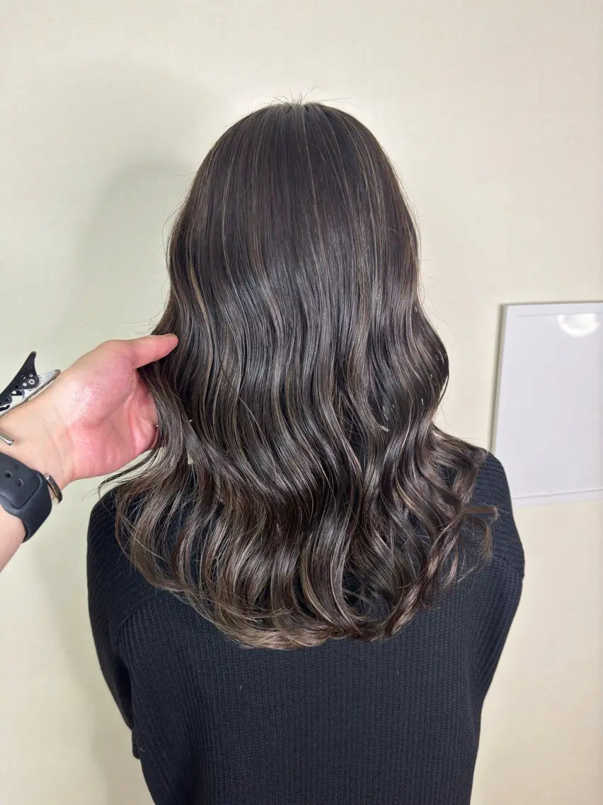 セミロング カラー グレージュ ハイライトカラー ハイライト カット ヘアカラー トリートメント ハイライトカラー✨ グレージュ✨鎌倉光洋のヘアスタイル