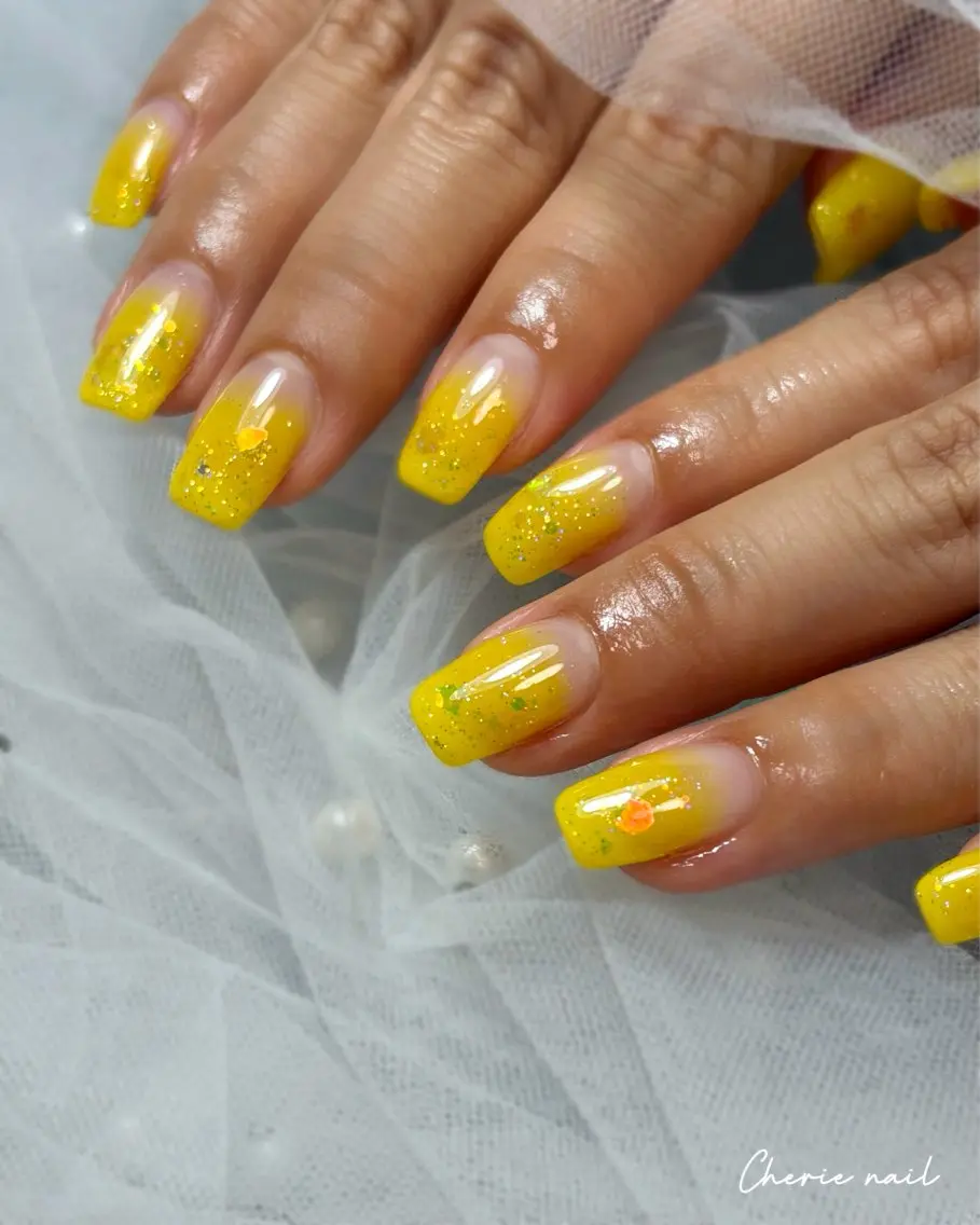 ネイル ジェルネイル グラデーション ラメ(グリッター) 夏ネイル 黄色 ハンドネイル Cherienail yunaのネイルデザイン