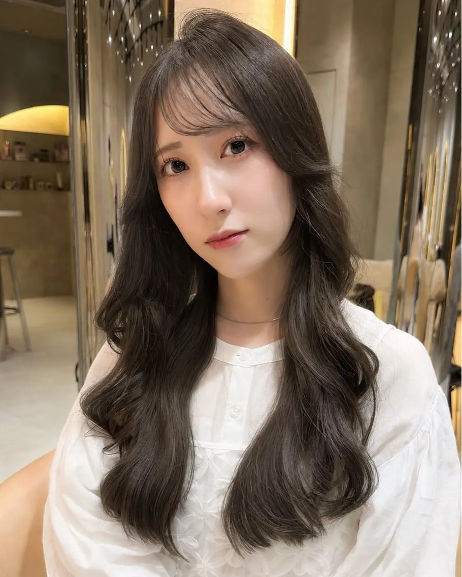ロング くびれヘア 韓国風ヘア レイヤーカット ロング シースルーバング カット ヘアカラー トリートメント 小顔レイヤー/顔周り 艶髪カラー/金山のヘアスタイル
