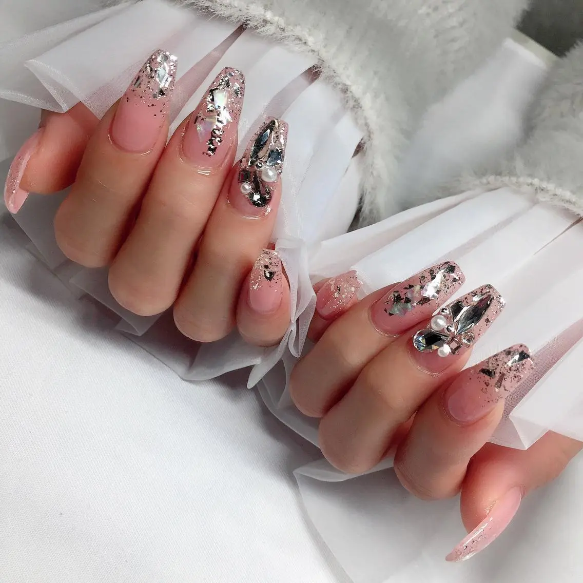ネイル アートネイル ストーンネイル ガール ネイルサロンのネイルデザイン