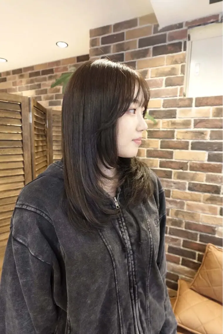 ミディアム レイヤーカット カット ヘアカラー トリートメント AROMA awanoのヘアスタイル