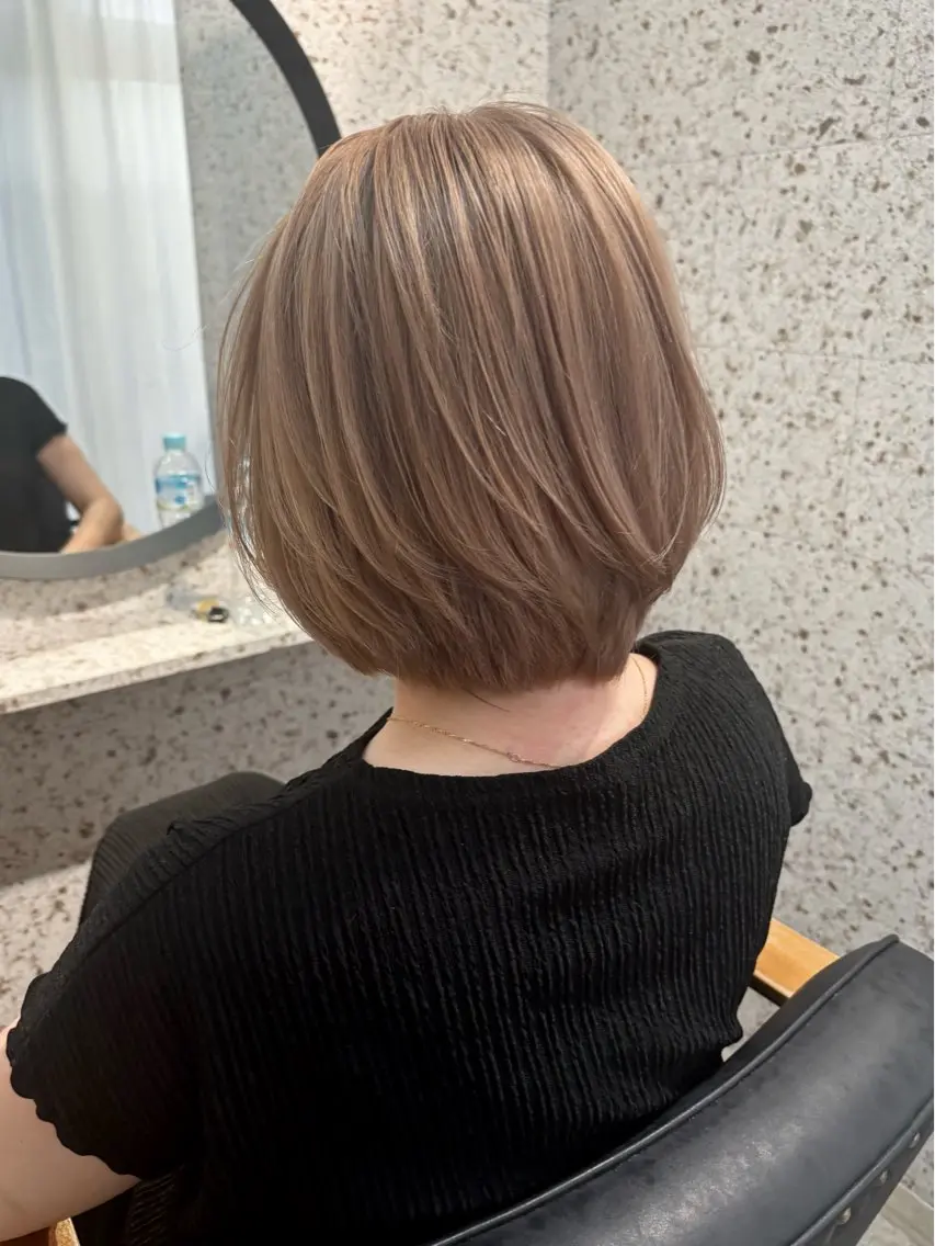 ショート カラー ベージュカラー ミルクティーベージュ ヘアカラー トリートメント SHOTO ハイトー ン/ブロンドカラーのヘアスタイル