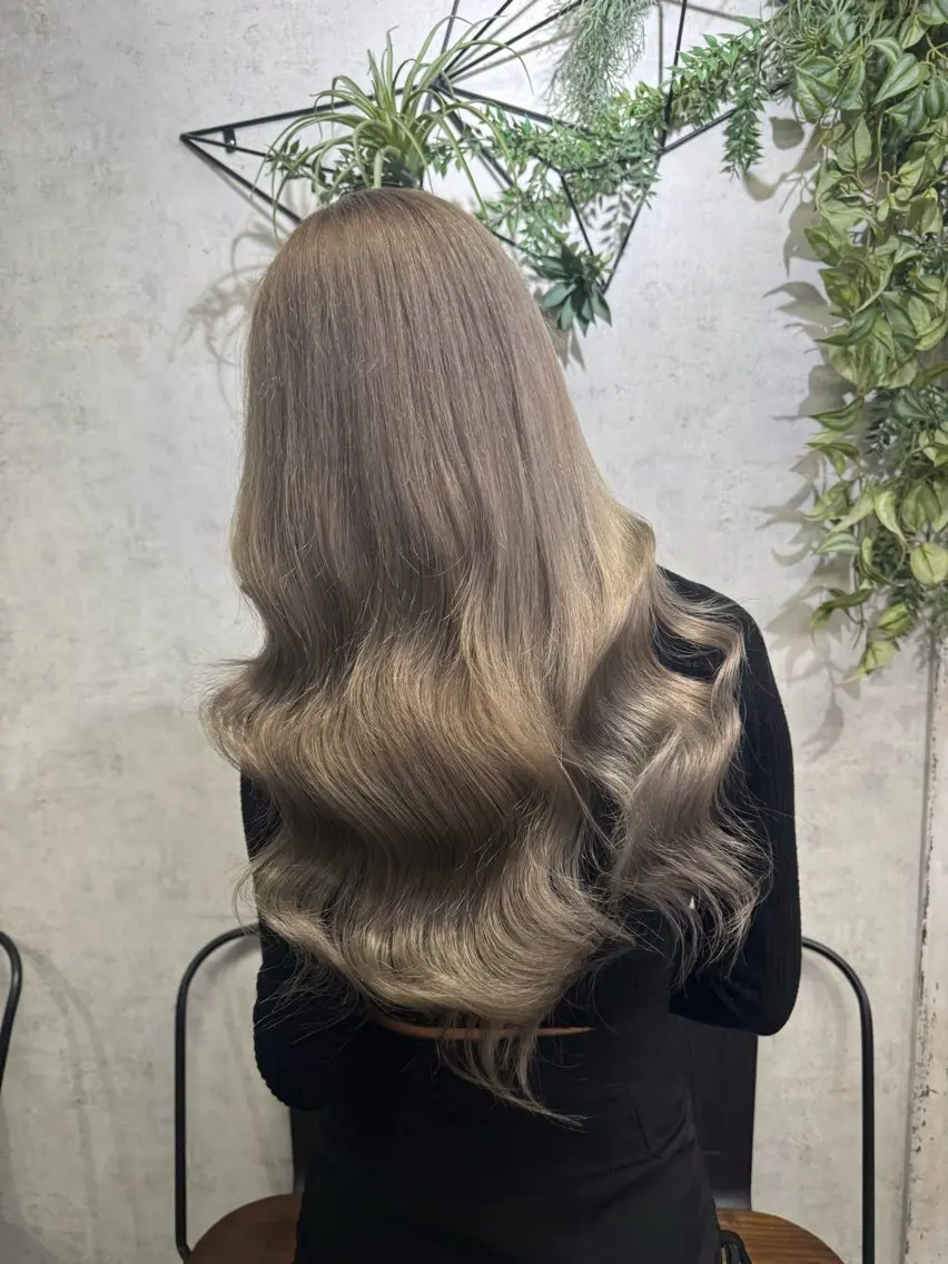 ロング 横浜🦋ハイトーン 🫐シャドウルーツのヘアスタイル