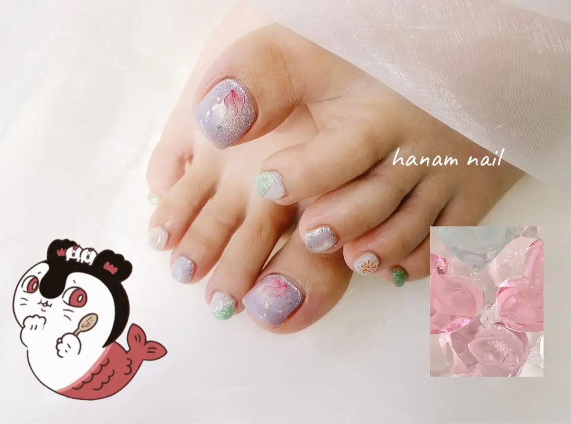 ネイル キラキラネイル フットネイル hanam nail 🌿🩵ハナムネイルのネイルデザイン